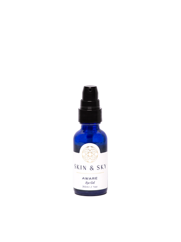 Frasco de Aware Eye Gel de 30ml / 1oz; un gel para ojos refrescante y ligero de Skin & Sky diseñado para iluminar y proteger la zona ocular con antioxidantes.