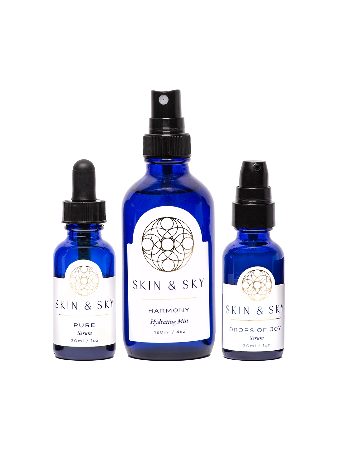 Clarity Set de Skin & Sky para rutinas de pieles mixtas o grasas, que incluye el tónico Harmony Hydrating Mist (120ml), el Pure Serum (30ml) y el sérum Drops of Joy (30ml) en frascos de vidrio azul cobalto.