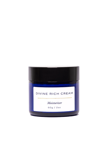 Vista frontal de la crema hidratante Divine Rich Cream de Skin & Sky en tarro de 60g / 2oz; fórmula antioxidante concentrada para proteger la piel de los radicales libres y aportar firmeza.