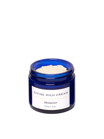 Primer plano del tarro abierto de Divine Rich Cream de Skin & Sky; muestra una textura rica, densa y cremosa de color marfil, diseñada para nutrir profundamente y reparar la barrera cutánea.