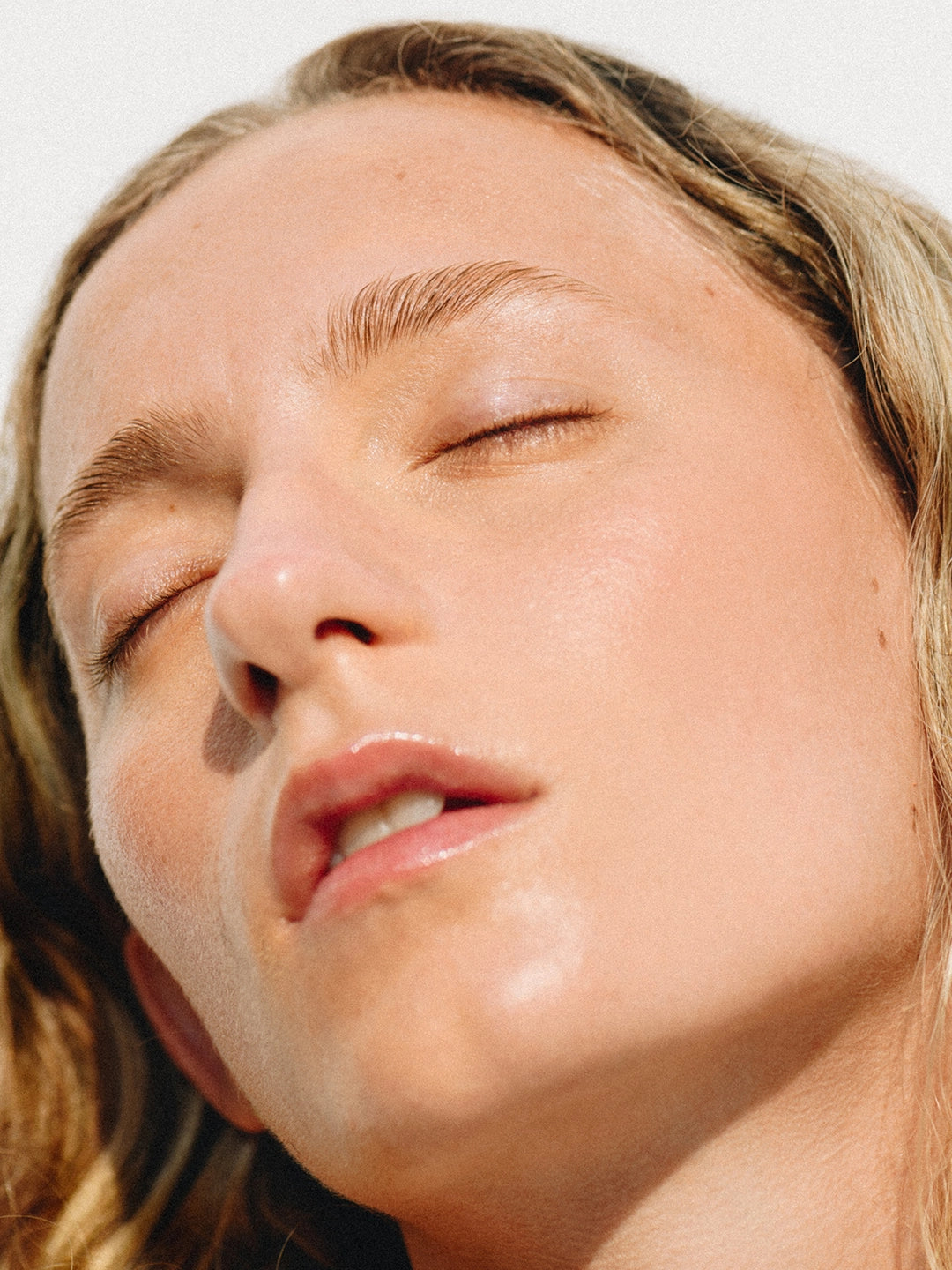 Suero facial Drops of Joy de Skin & Sky en frasco de vidrio azul con gotero y caja blanca; suero hidratante y antibacterial de 30ml para piel mixta a grasa con pH 6.