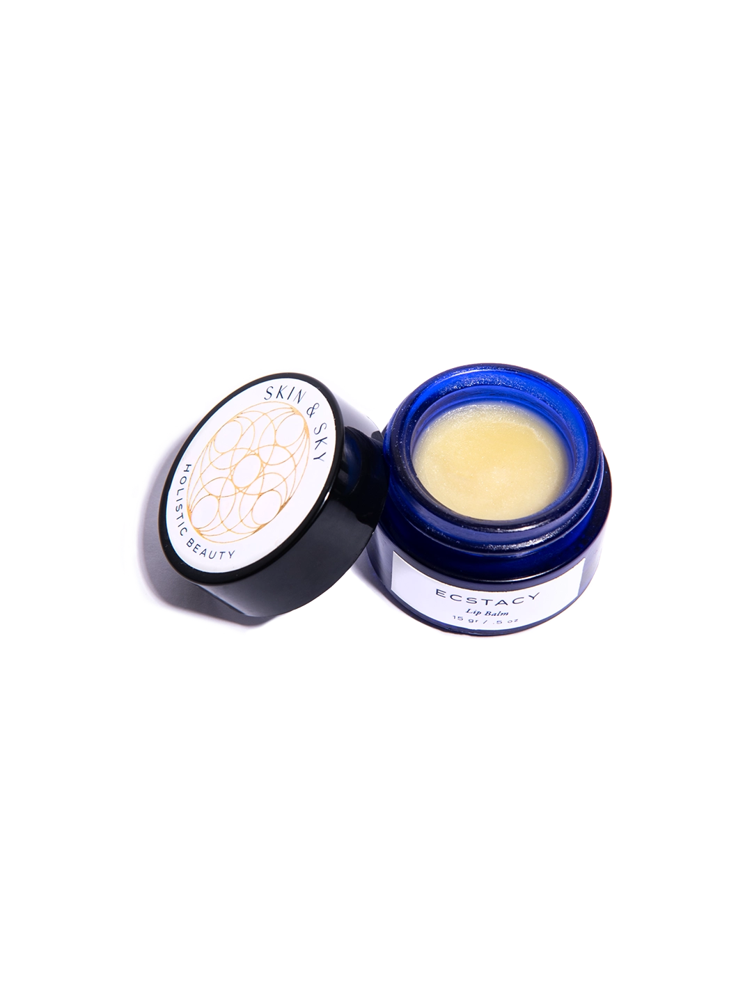 Primer plano del tarro abierto de Ecstasy Lip Balm de Skin & Sky; muestra una textura suave, untuosa y translúcida que proporciona hidratación de larga duración.