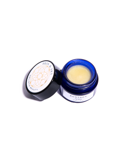 Primer plano del tarro abierto de Ecstasy Lip Balm de Skin & Sky; muestra una textura suave, untuosa y translúcida que proporciona hidratación de larga duración.