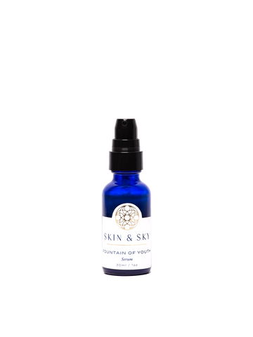 Fountain of Youth Serum Skin & Sky en frasco azul con dispensador, serum facial hidratante y reafirmante para piel deshidratada, 30 ml.