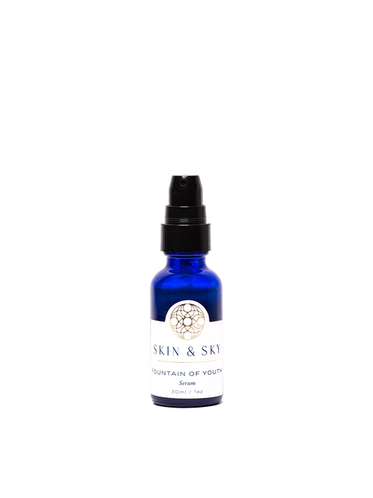 Fountain of Youth Serum Skin & Sky en frasco azul con dispensador, serum facial hidratante y reafirmante para piel deshidratada, 30 ml.