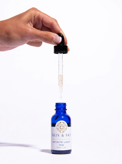 Primer plano de la textura del Infinite Light Serum; un suero ligero y translúcido diseñado para exfoliar suavemente, hidratar y estimular la producción de colágeno.