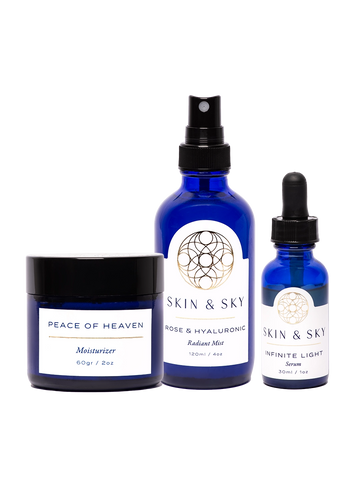 Trío de productos del Inspire Set de Skin & Sky en envases de vidrio azul cobalto: el tónico ROSE & HYALURONIC Radiant Mist (120ml), el INFINITE LIGHT Serum (30ml) y la crema PEACE OF HEAVEN Moisturizer (60gr). Una rutina completa para hidratar profundamente, iluminar y restaurar el equilibrio natural de la piel.