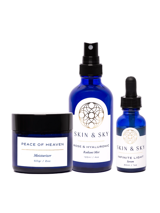 Trío de productos del Inspire Set de Skin & Sky en envases de vidrio azul cobalto: el tónico ROSE & HYALURONIC Radiant Mist (120ml), el INFINITE LIGHT Serum (30ml) y la crema PEACE OF HEAVEN Moisturizer (60gr). Una rutina completa para hidratar profundamente, iluminar y restaurar el equilibrio natural de la piel.