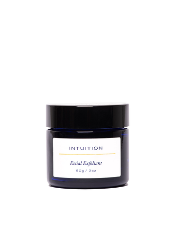 Exfoliante facial Intuition de Skin & Sky en tarro de vidrio azul de 60g con su caja; tratamiento rejuvenecedor con arcilla de caolín y súper alimentos para todo tipo de piel.