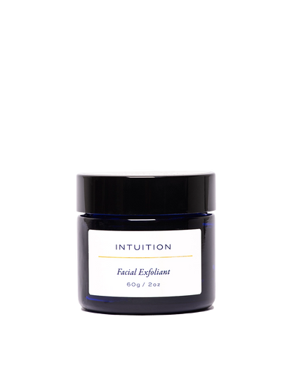 Exfoliante facial Intuition de Skin & Sky en tarro de vidrio azul de 60g con su caja; tratamiento rejuvenecedor con arcilla de caolín y súper alimentos para todo tipo de piel.