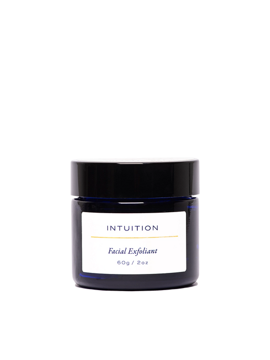 Exfoliante facial Intuition de Skin & Sky en tarro de vidrio azul de 60g con su caja; tratamiento rejuvenecedor con arcilla de caolín y súper alimentos para todo tipo de piel.