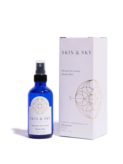Frasco de vidrio azul de Pure Serum de Skin & Sky junto a su empaque blanco, un suero facial reparador para piel grasa, mixta o acneica con pH 3.