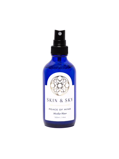 Agua micelar Peace of Mind de Skin & Sky en frasco azul cobalto de 120ml, diseñada para limpiar, desmaquillar e hidratar con un pH balanceado de 5.5.