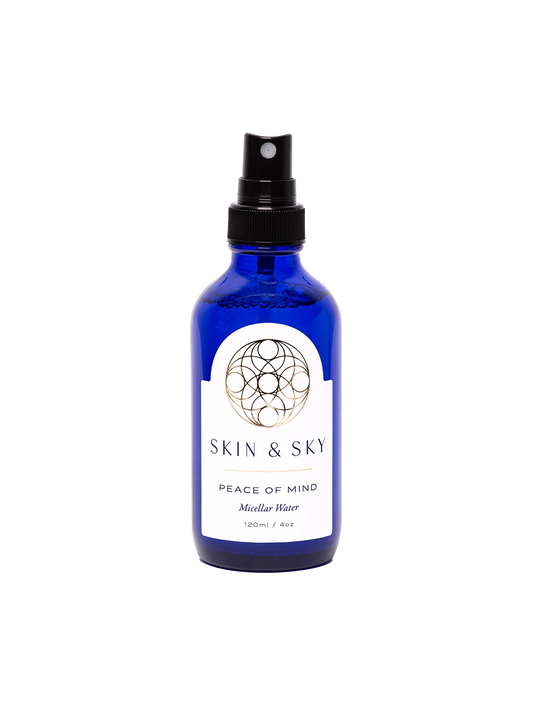 Agua micelar Peace of Mind de Skin & Sky en frasco azul cobalto de 120ml, diseñada para limpiar, desmaquillar e hidratar con un pH balanceado de 5.5.