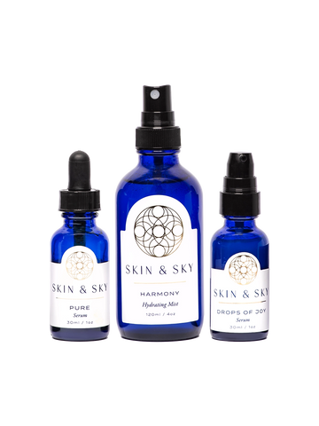 Pure Joy Set de Skin & Sky para rutinas de pieles mixtas o grasas, que incluye el tónico Harmony Hydrating Mist (120ml), el Pure Serum (30ml) y el sérum Drops of Joy (30ml) en frascos de vidrio azul cobalto.