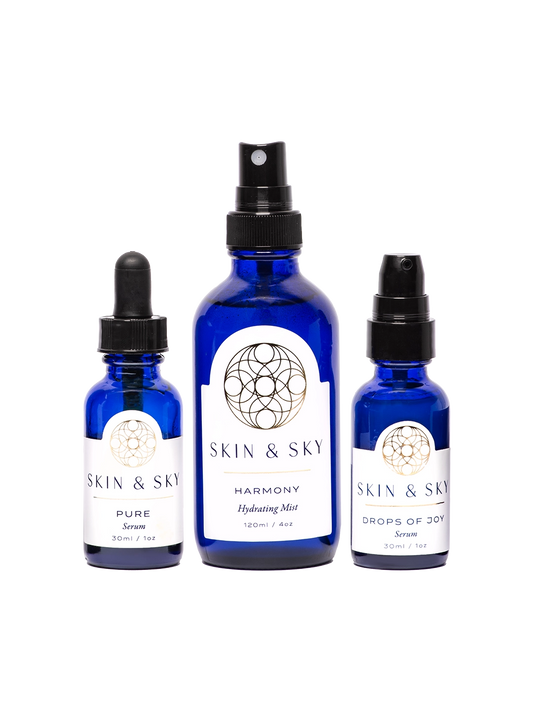 Pure Joy Set de Skin & Sky para rutinas de pieles mixtas o grasas, que incluye el tónico Harmony Hydrating Mist (120ml), el Pure Serum (30ml) y el sérum Drops of Joy (30ml) en frascos de vidrio azul cobalto.