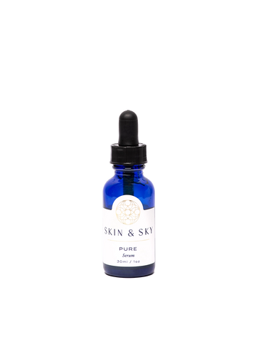 Botella de 30 ml de Pure Serum de Skin & Sky, un suero antibacterial y desintoxicante diseñado para minimizar poros y reducir el acné.