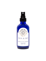Botella de vidrio azul cobalto de 120ml de Rose & Hyaluronic Radiant Mist de Skin & Sky, una esencia hidratante y revitalizante con pH 6 para todo tipo de piel.