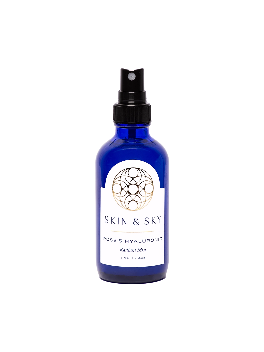Botella de vidrio azul cobalto de 120ml de Rose & Hyaluronic Radiant Mist de Skin & Sky, una esencia hidratante y revitalizante con pH 6 para todo tipo de piel.