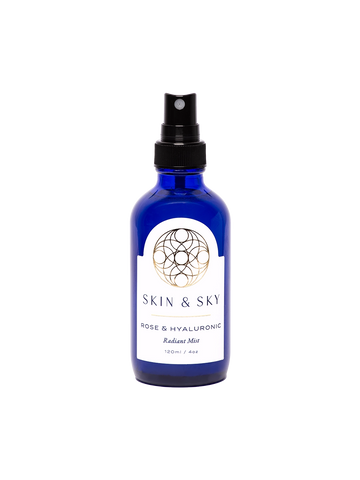 Botella de vidrio azul cobalto de 120ml de Rose & Hyaluronic Radiant Mist de Skin & Sky, una esencia hidratante y revitalizante con pH 6 para todo tipo de piel.