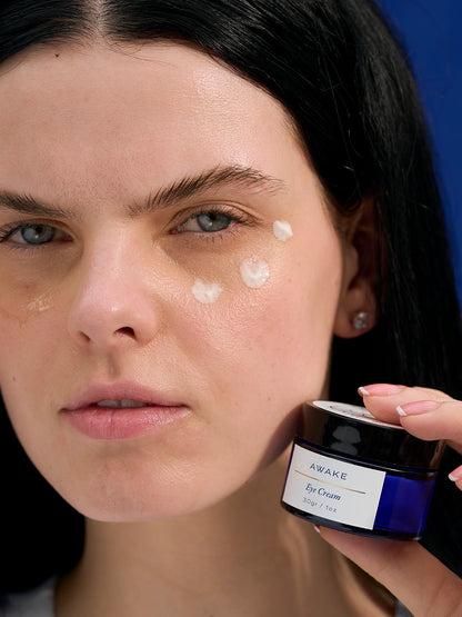 Vista frontal del contorno de ojos Awake de Skin & Sky en envase de 30g; crema diseñada para suavizar líneas de expresión e iluminar la mirada con ingredientes naturales.