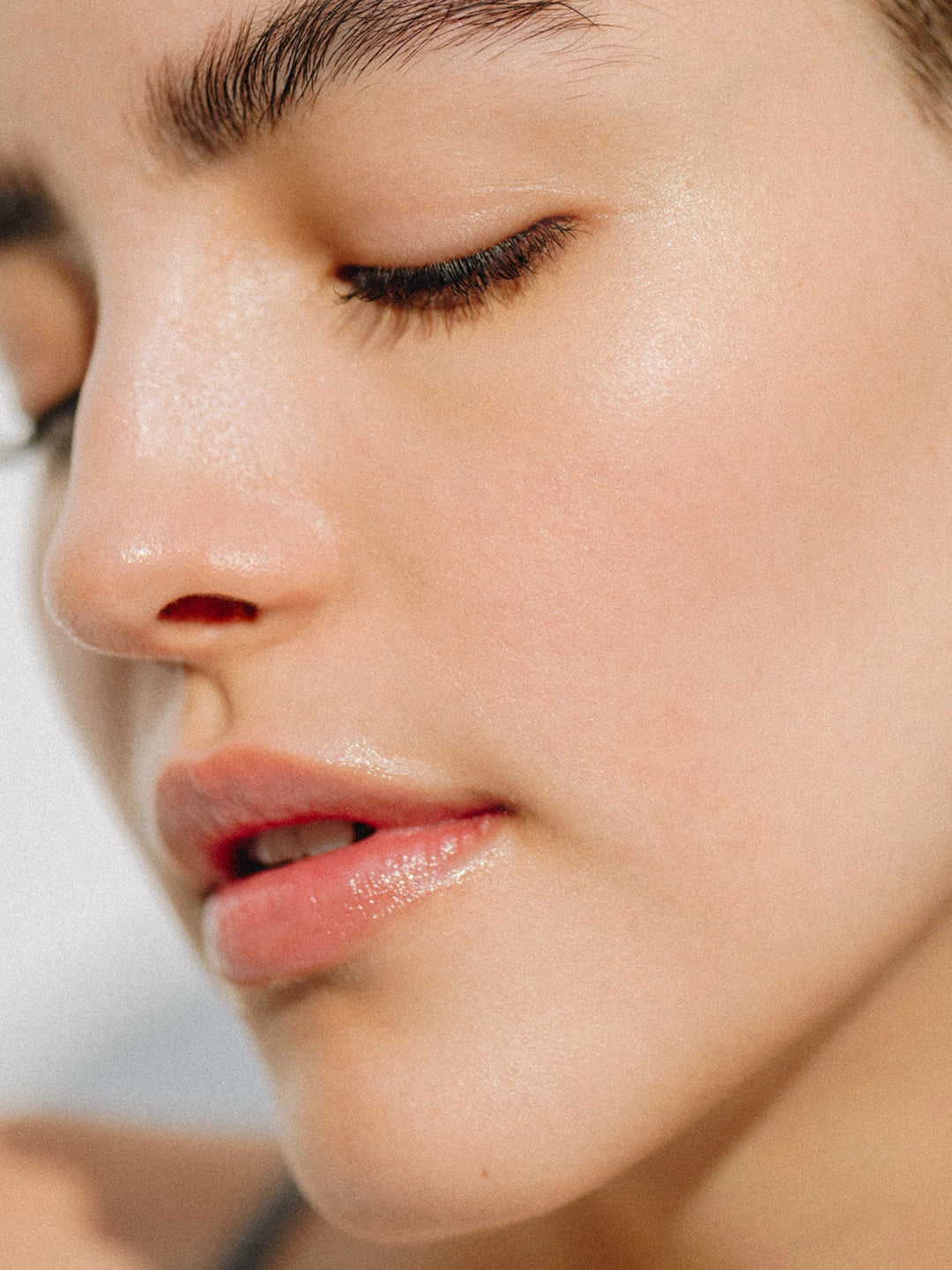 Close-up del rostro de una mujer con la piel luminosa, suave y profundamente hidratada tras la aplicación de Divine Rich Cream; resalta un cutis radiante y en equilibrio.