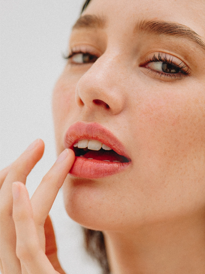 Labios con un brillo natural y saludable tras la aplicación de Ecstasy Lip Balm; resalta el efecto protector y reparador del bálsamo en la rutina diaria.