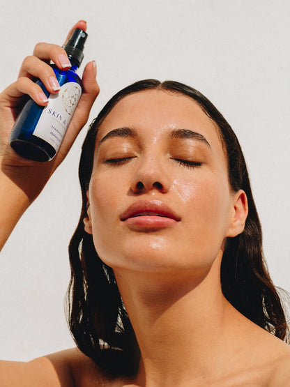 Rociado fino y transparente del tónico facial Harmony Hydrating Mist Skin & Sky, bruma facial calmante para piel normal, seca y sensible.