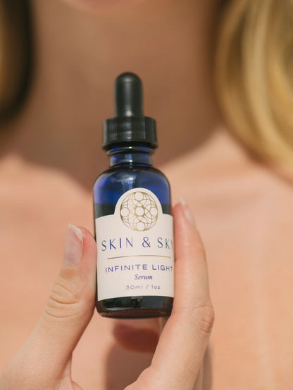 Aplicación del suero Infinite Light para resaltar el brillo natural de la piel; se observa un rostro iluminado y con textura mejorada gracias a su efecto de renovación celular.