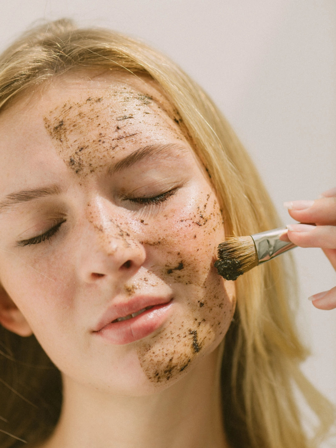 Aplicación del exfoliante Intuition sobre la piel; se aprecia la textura rica en nutrientes naturales como ashwagandha y wasabi, dejando el cutis fresco, suave y renovado.