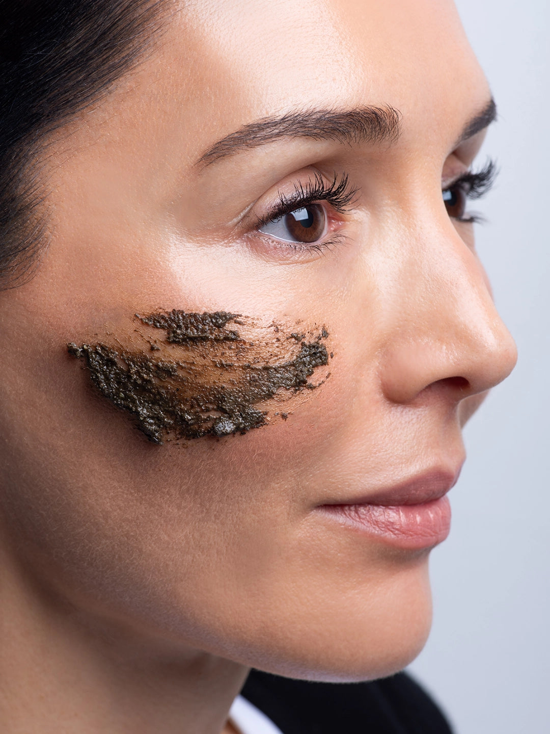 Aplicación del exfoliante Intuition sobre la piel; se aprecia la textura rica en nutrientes naturales como ashwagandha y wasabi, dejando el cutis fresco, suave y renovado.