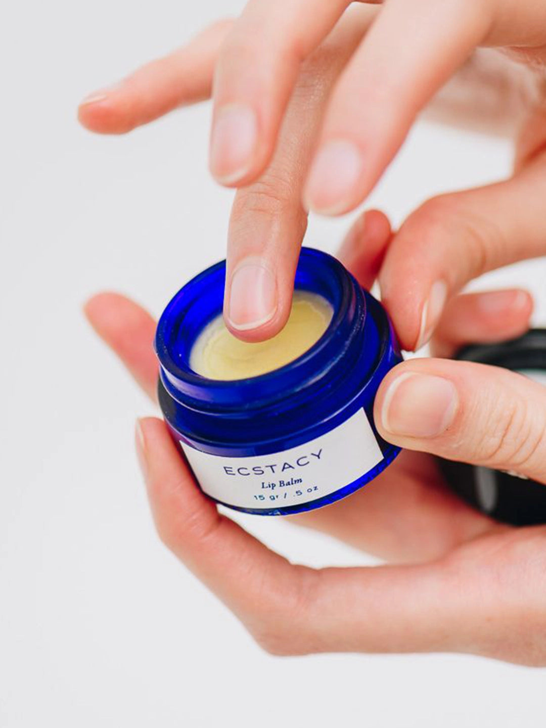 Tarro de 15g / 0.5 oz de Ecstasy Lip Balm; mostrando textura suave e hidratante.