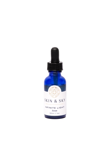 Botella de 30ml / 1oz de Infinite Light Serum de Skin & Sky; tratamiento regenerador que ayuda a reducir líneas de expresión y emparejar el tono de la piel.
