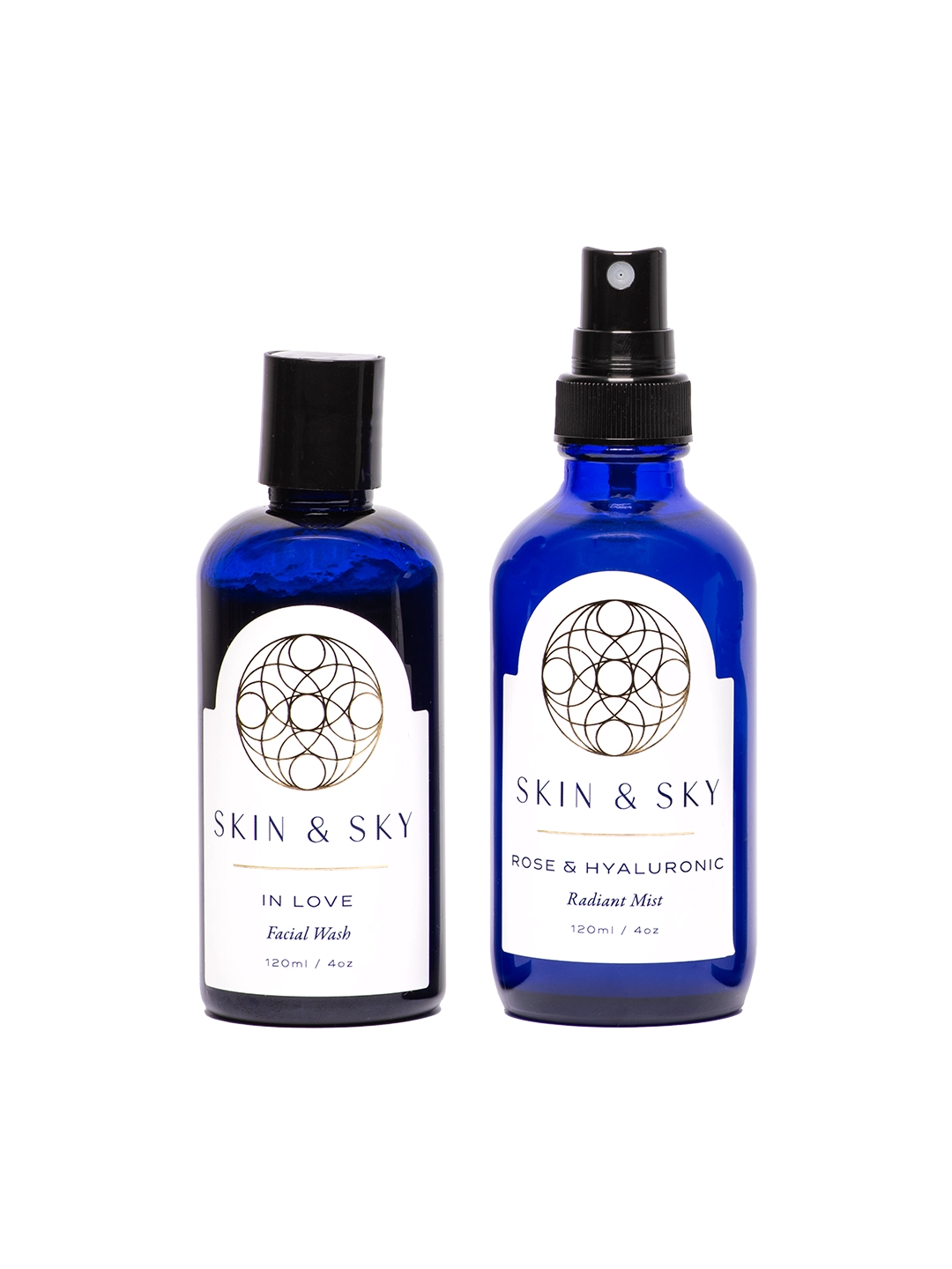 Unconditional Love Set de Skin & Sky, un dúo esencial en botellas de vidrio azul que incluye el limpiador IN LOVE Facial Wash (120ml) y el tónico ROSE & HYALURONIC Radiant Mist (120ml). Este set está diseñado para limpiar, refrescar y equilibrar la piel, dejándola luminosa y radiante.