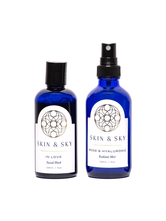 Unconditional Love Set de Skin & Sky, un dúo esencial en botellas de vidrio azul que incluye el limpiador IN LOVE Facial Wash (120ml) y el tónico ROSE & HYALURONIC Radiant Mist (120ml). Este set está diseñado para limpiar, refrescar y equilibrar la piel, dejándola luminosa y radiante.