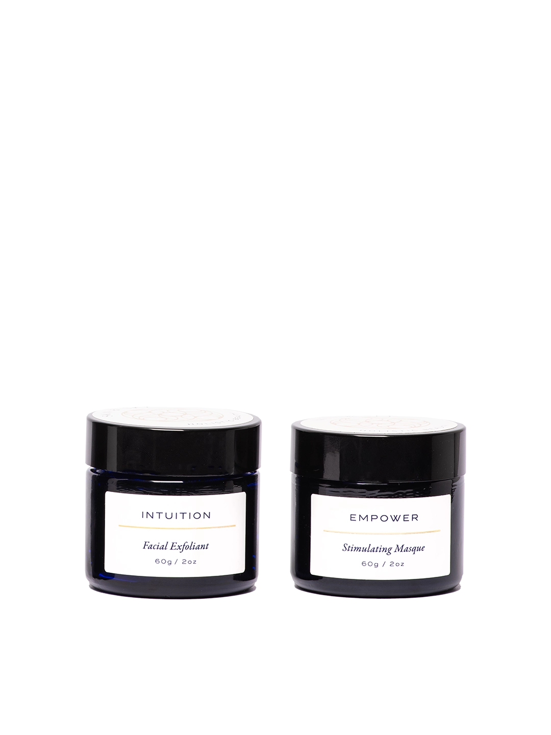 Wisdom Set de Skin & Sky compuesto por dos tarros de vidrio azul cobalto: el exfoliante facial INTUITION y la mascarilla estimulante EMPOWER, ambos de 60g, diseñados para desintoxicar, reafirmar e iluminar el rostro.