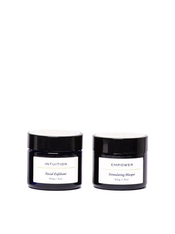 Wisdom Set de Skin & Sky compuesto por dos tarros de vidrio azul cobalto: el exfoliante facial INTUITION y la mascarilla estimulante EMPOWER, ambos de 60g, diseñados para desintoxicar, reafirmar e iluminar el rostro.