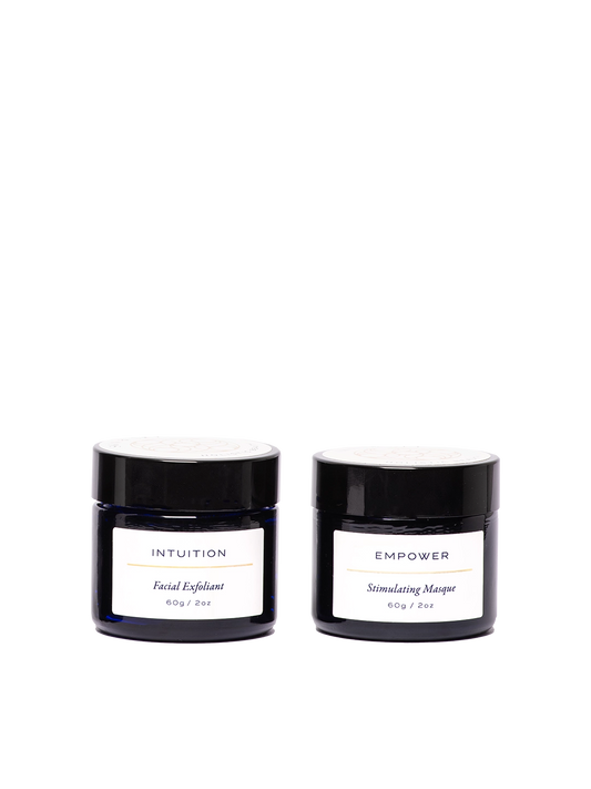 Wisdom Set de Skin & Sky compuesto por dos tarros de vidrio azul cobalto: el exfoliante facial INTUITION y la mascarilla estimulante EMPOWER, ambos de 60g, diseñados para desintoxicar, reafirmar e iluminar el rostro.